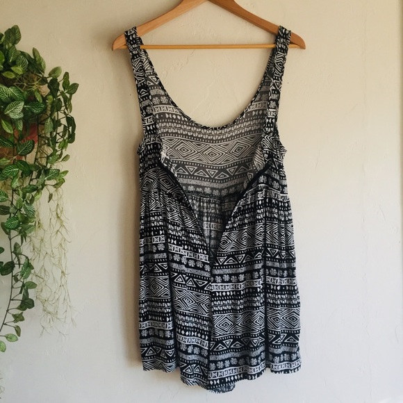 Patterned Flowy Romper - Picture 4 of 8